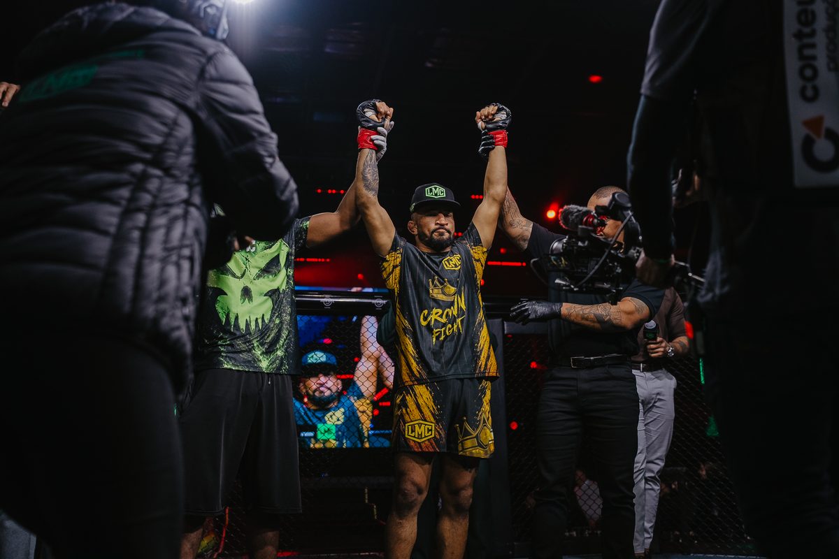 Troca de golpes em pé no cage da Liga Monstro Combate durante uma Crown Fight