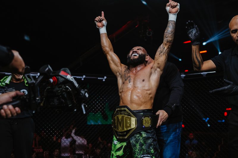 Estúdio de transmissão da Liga Monstro Combate, cage ao centro